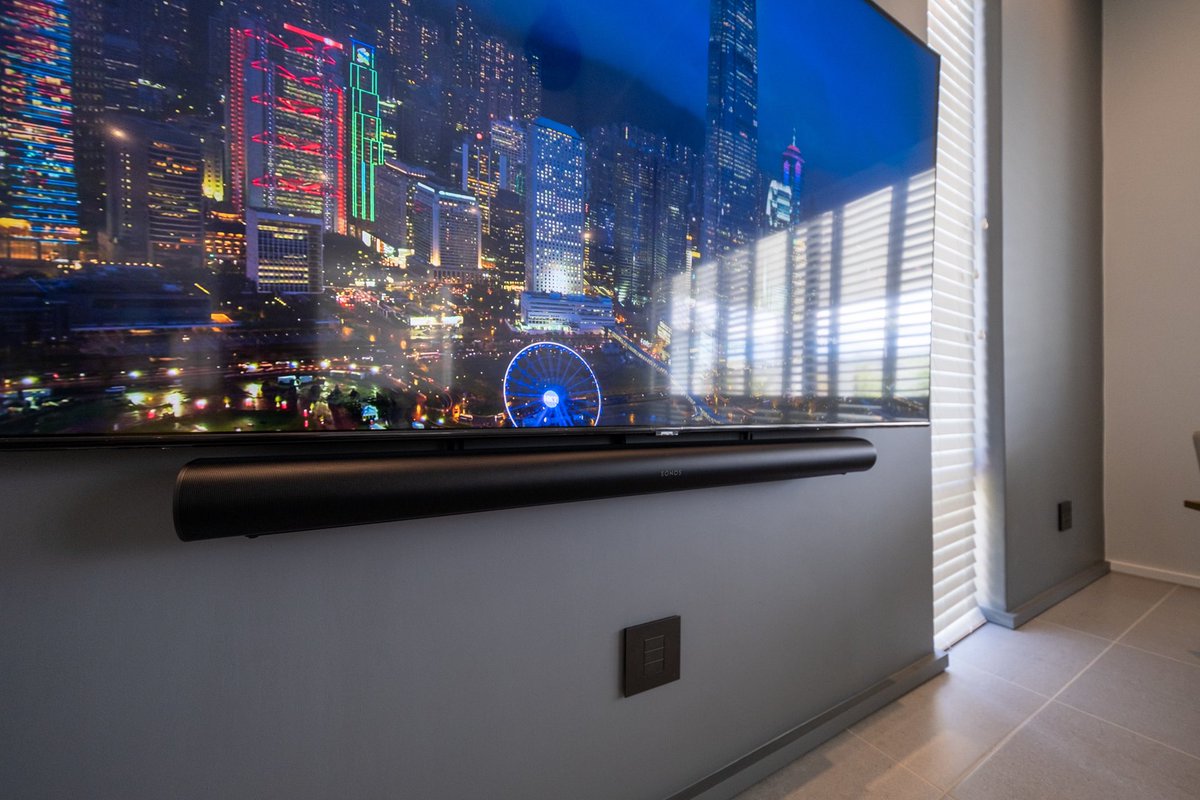 MirrorEdgeNet's tweet photo. The main lounge features a Sonos ARC soundbar and Sonos One SL speakers as surrounds. The TV is installed onto a Vogels Pull and Turn TV wall mount bracket for ease of use. https://t.co/ASrmjogucA