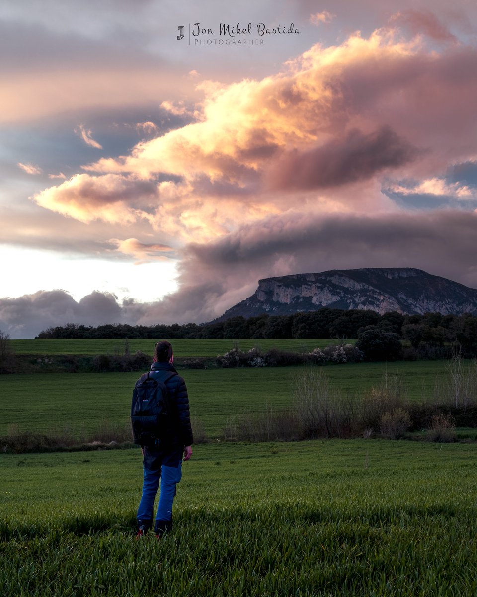 JonmikelB's tweet photo. Otra de #Burgos, viendo cómo el sol alienta sus últimos rayos.

https://t.co/ebQwVg5xWr https://t.co/IH55GTgAEO