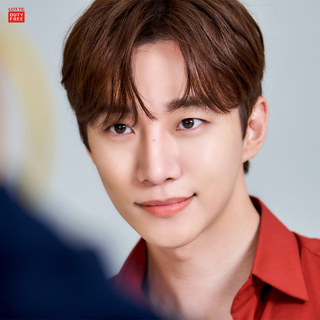lottedfs_global's tweet photo. @dlwnsghek LOTTE DUTY FREE X LEE JUNHO(@dlwnsghek)
-
Behind-the-scenes cuts from LEE JUNHO's commercial filming site revealed 📷
Shall we meet handsome Junho Lee right now? 👀

There are more behind-the-scenes cuts,
so follow Lotte Duty Free SNS and wait for the surprise reveal 😆 https://t.co/NFZz6Wg311