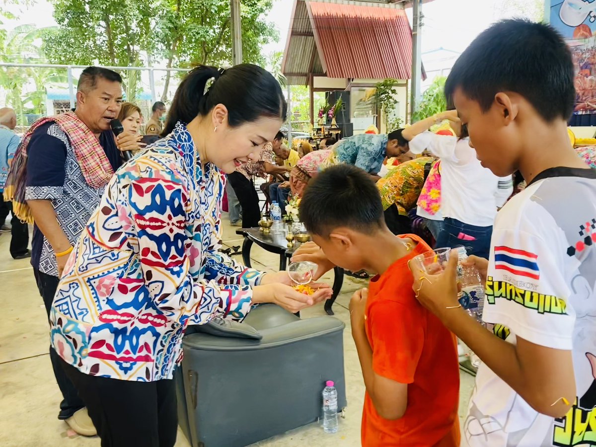 aim_theerarat's tweet photo. รดน้ำขอพรผู้สูงอายุ เคหะร่มเกล้า อบอุ่นทุกครั้งที่ได้พบปะคุณน้าคุณอา ส่งกำลังใจคำอวยพรให้เสมอ ดีใจเห็นเด็กๆ มาร่วมกิจกรรมของชุมชนได้ซึมซับวัฒนธรรมอันดี เสริมสร้างความสัมพันธ์ของสถาบันครอบครัวให้เข้มแข็ง มีความสุขมากๆ ค่ะ

#สวัสดีปีใหม่ไทย
#songkranFestival
#ธีรรัตน์สำเร็จวาณิชย์ https://t.co/MUqe2Rx1zN