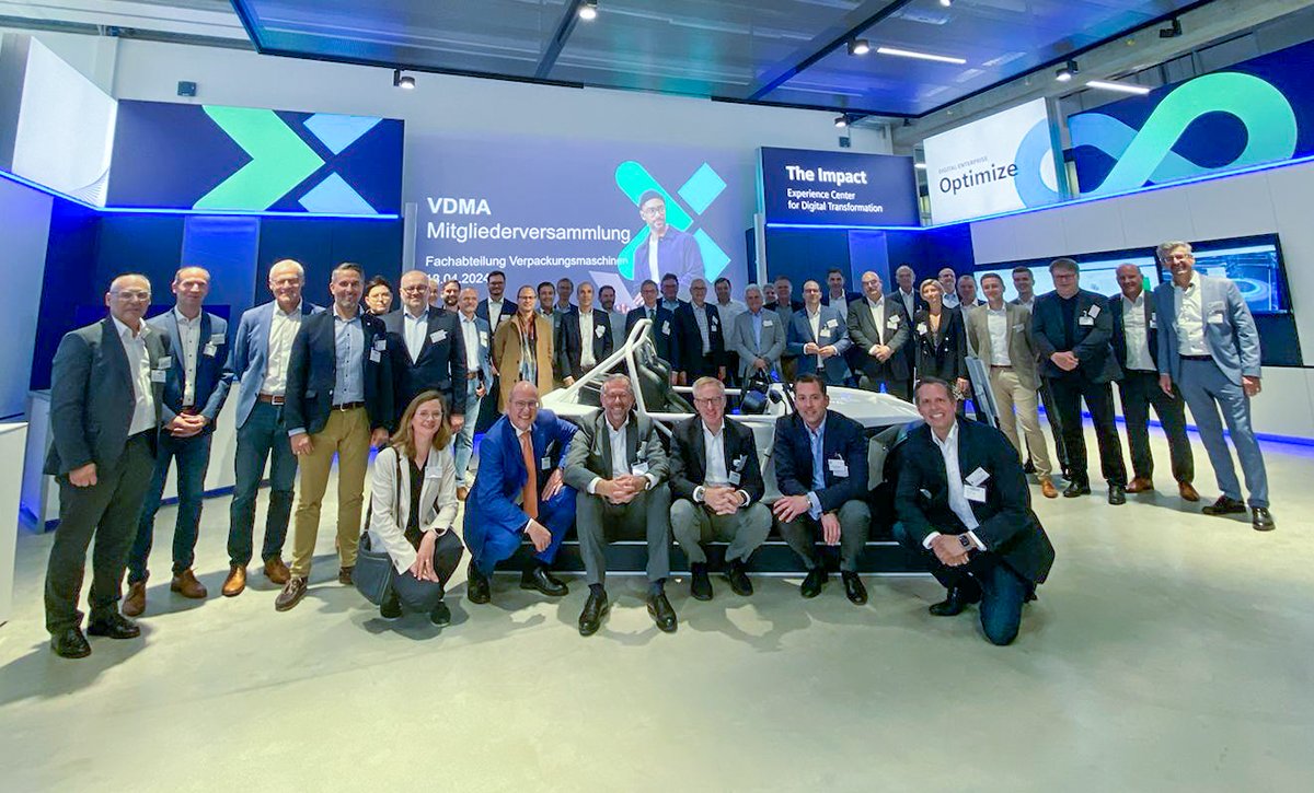 VDMAonline's tweet photo. Branchenexperten diskutierten auf der VDMA-Mitgliederversammlung der Fachabteilung #Verpackungsmaschinen bei @Siemens in Erlangen über die Potenziale von #KI im Maschinenbau. Danke an alle Vortragenden! ℹ️ https://t.co/wNwRW9uyyC https://t.co/T6W9hv7dLC