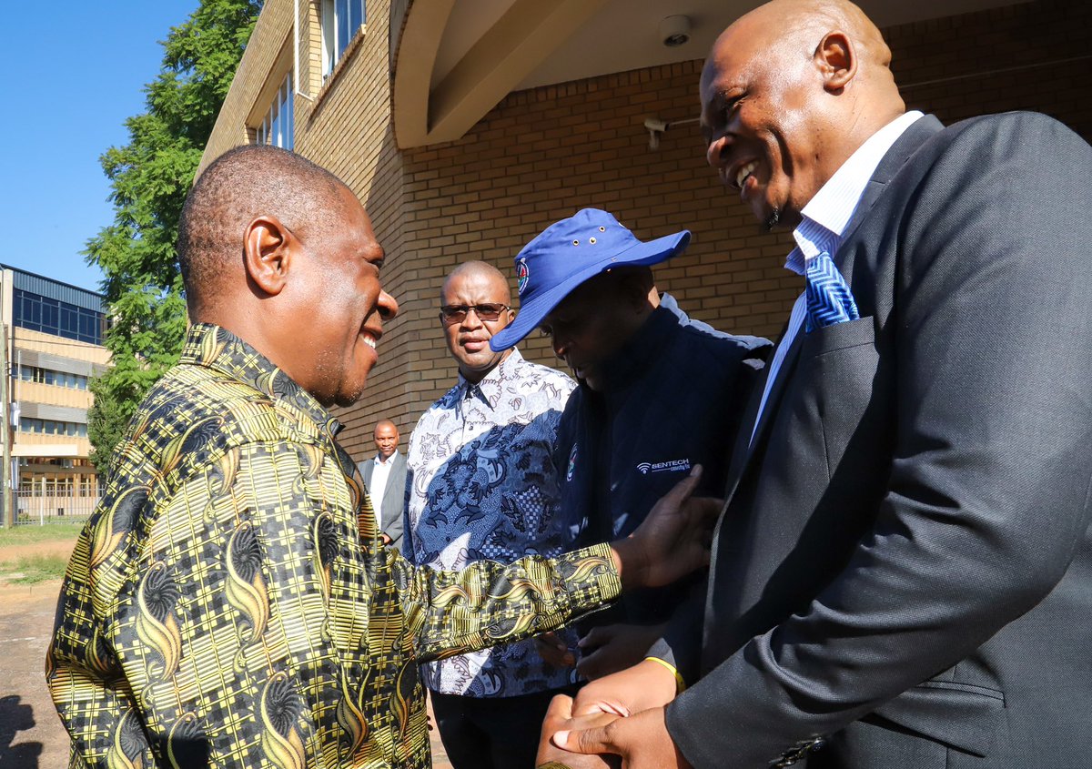CommsZA's tweet photo. The Deputy President is received by the Minister of Communications and Digital Technologies, Mr Mondli Gungubele, Limpopo Premier Stanley Mathabatha, Speaker of Waterberg District Municipality, Cllr Regina Molokomme, and Executive Mayor Morris Mataboge.
#LeaveNoOneBehind
#SAC2 https://t.co/hmfI8fkdZV