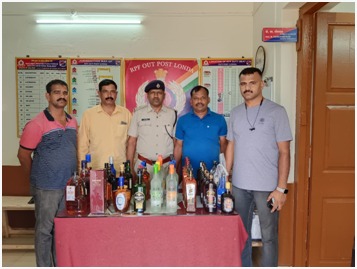 #Operation Satark: RPF/Londa seized  47 No’s of illicit liquor bottles  Total Value Rs 36,238/- in Tr No.18048 Howra Express  between Castle Rock-Londa Rly Stn. seized Liquor was handed over to Sub inspector/2 Excise/Khanapur range  for legal action. @RPF_INDIA @rpfswr