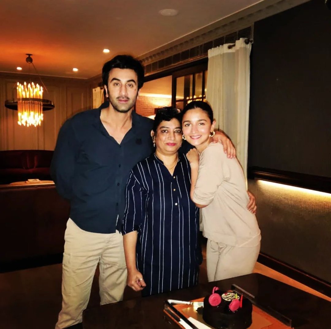Alia's nation on X: "Alia Bhatt and Ranbir Kapoor 📸  https://t.co/gYRiExyRoQ" / X