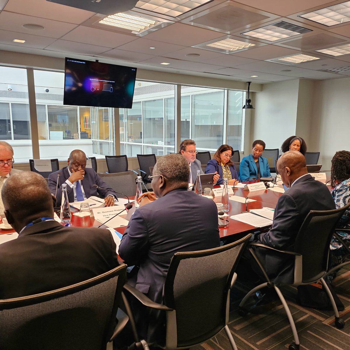 Le Président de la @UEMOA_Officiel, #AbdoulayeDIOP a rencontré le 18 avril 2024 à #WashingtonDC le Vice-Président de la @WorldBankAfrica @BM_Afrique, @ousmane_diagana, dans le cadre des réunions de printemps 2024 des Institutions de #BrettonWoods. #WBGMeetings