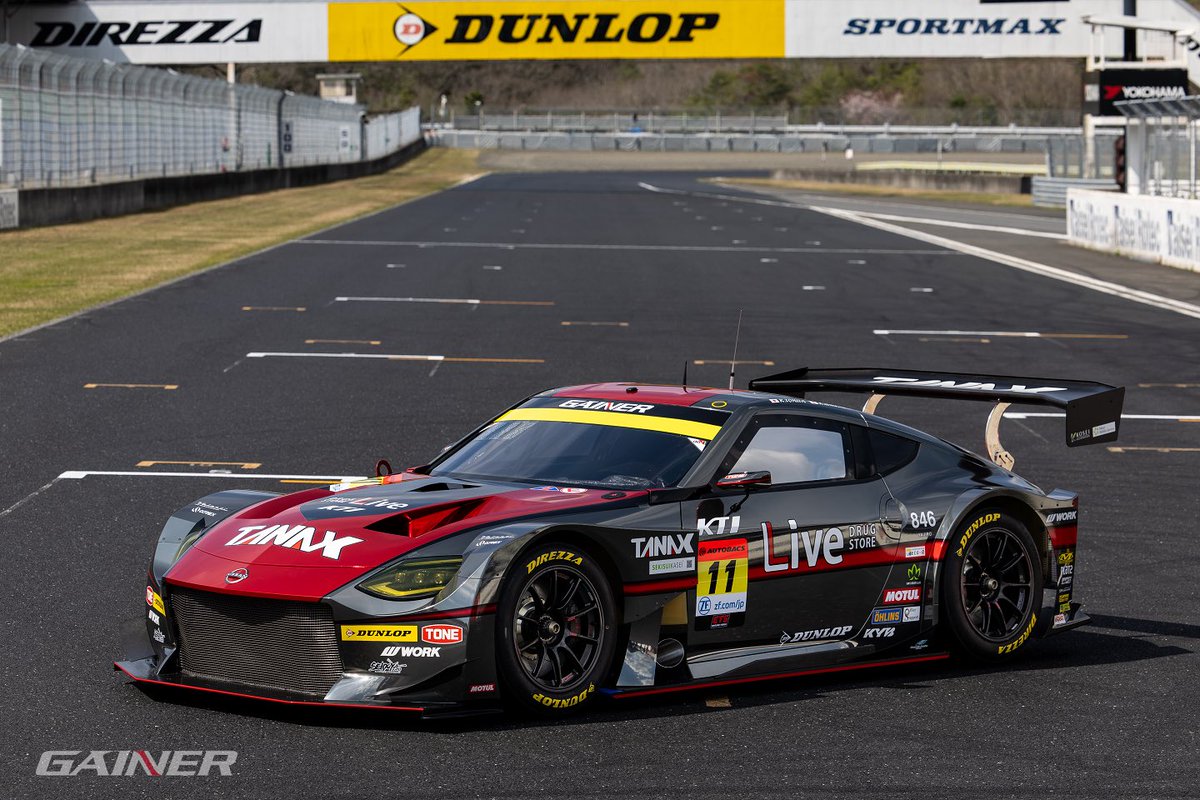 GAINER1110's tweet photo. SUPERGT第3戦鈴鹿3HRACEで、今年もGAINERサポーターシートを設置致します！
4月21日AM10時30分〜発売です。
ピットの正面からぜひGAINER設計製作のFAIRLADY Zをご覧下さい。キレッキレの応援よろしくお願いします。
https://t.co/UaMbm9WYU9

#GAINER
#SUPERGT
#11号車
#TANAX
#DrugStoreLive
#KTI https://t.co/rdhzqlRVxs