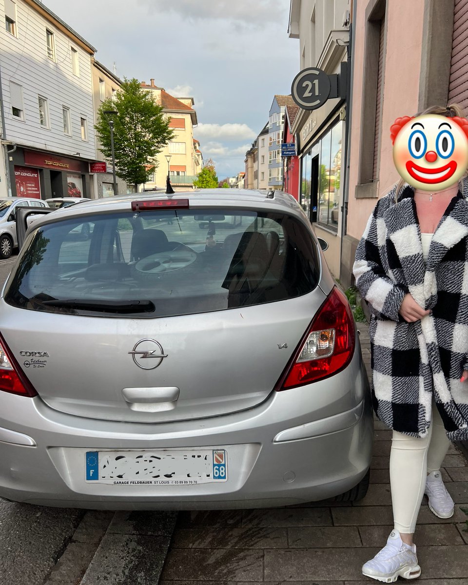 «Touche ton cul» répond poétiquement la dame qui n’apprécie pas qu’un père de famille avec sa poussette ose lui faire la remarque qu’elle est stationnée sur le trottoir et qu’elle gêne le passage R417-11 Stat très gênant, 135€ #GCUM #Cronenbourg #Strasbourg #ImpunitéAutomobile