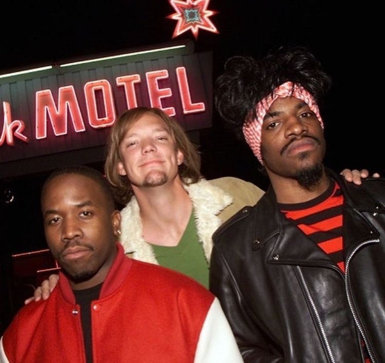 TheCinesthetic's tweet photo. Matthew Lillard and Outkast, 2002 https://t.co/WqEYSih1vE