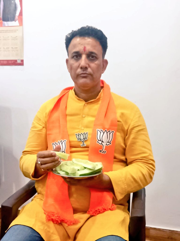 SLohaniBJP's tweet photo. खीरे में 95% पानी होता है. इसलिए गर्मी के मौसम में hydrated रहने के लिए खीरा एक उत्तम आहार है.#HydrationSecrets #SummerEssentials #HealthyChoices #NutritionFacts #StayHydrated #CoolingCucumbers #EatingWell #SummerHydration #गर्मियोंकास्वाद #आहारकीबातें https://t.co/O7XLDN7YJ8