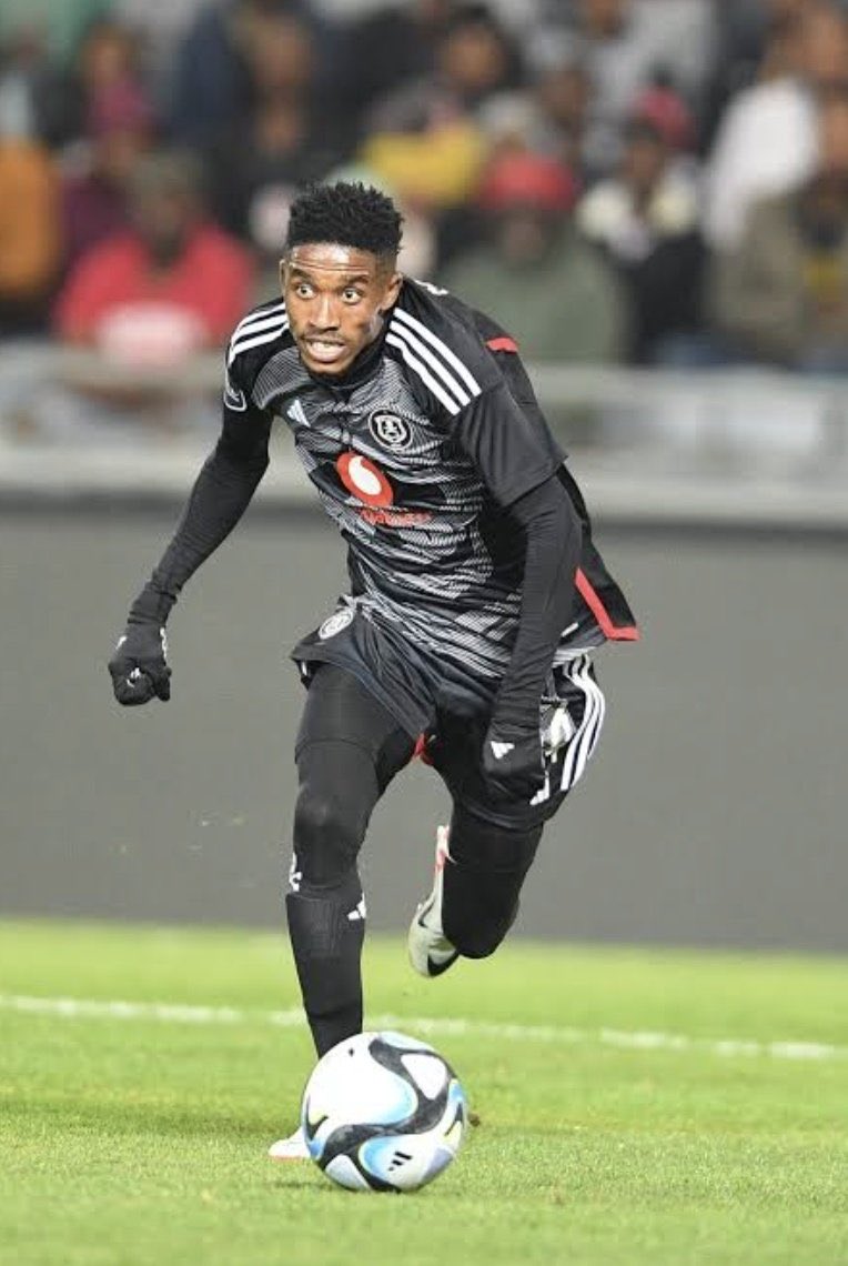 Anyone who has the video of Monnapule saleng when he was introduced Saturday at Moses mabhida stadium WOW the arena Erupt 

#Oncealways
#OrlandoPirates 
#☠️💚🖤🤍❤️
