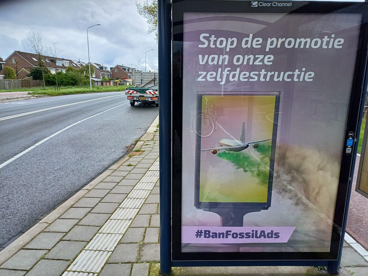 Prachtige posters gesignaleerd in Zaanstad. Bedankt #BanFossilAds