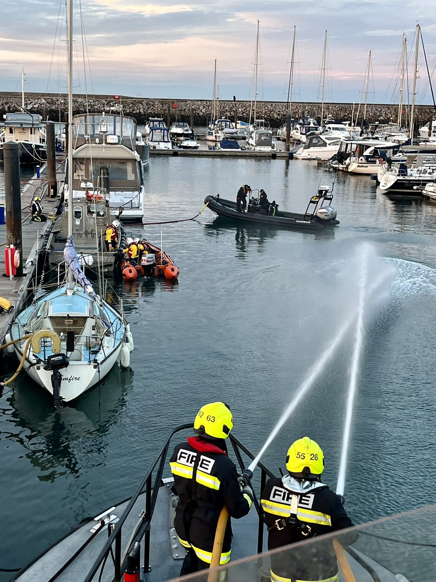 Teams from @DSFireUpdates @RNLITorbay @TorbayCRT @TorBayHarbour attended a fantastic exercise last night simulating a Boat fire scenario in #Brixham Marina.@jesip999 applied practically to rescue casualties, extinguish the fire, save neighbouring boats & protect the @EnvAgency