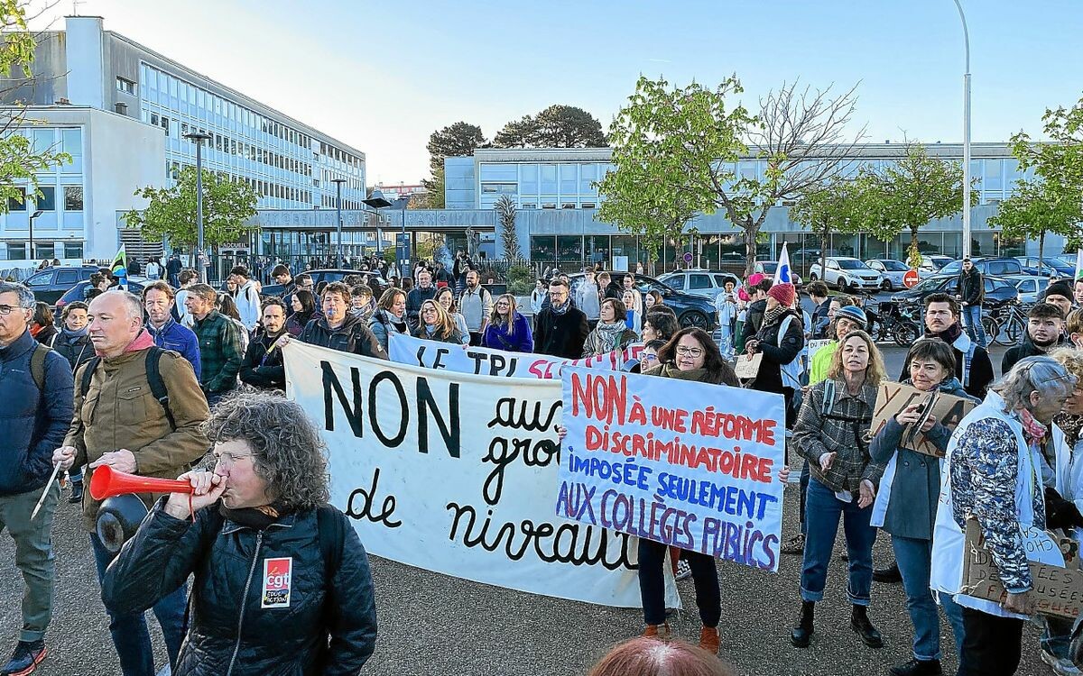 La ministre Nicole Belloubet accueillie par une centaine de manifestants au lycée Colbert de Lorient ➡️ go.letelegramme.fr/oSPi