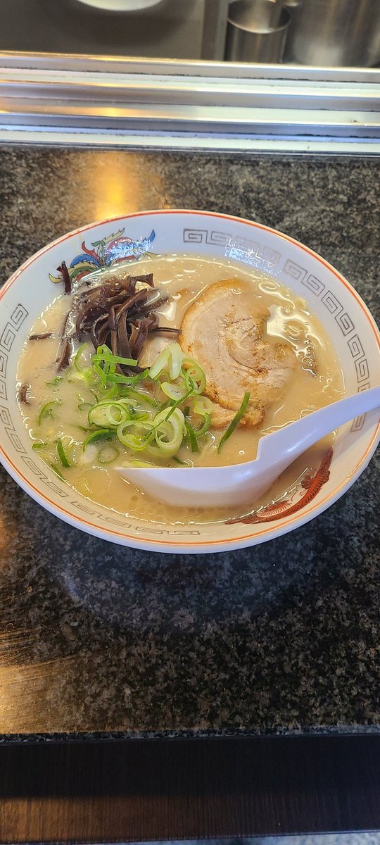 博多駅到着
電車が来るまでどこかのやっぴーが言ってたくっせぇラーメン食べるばい