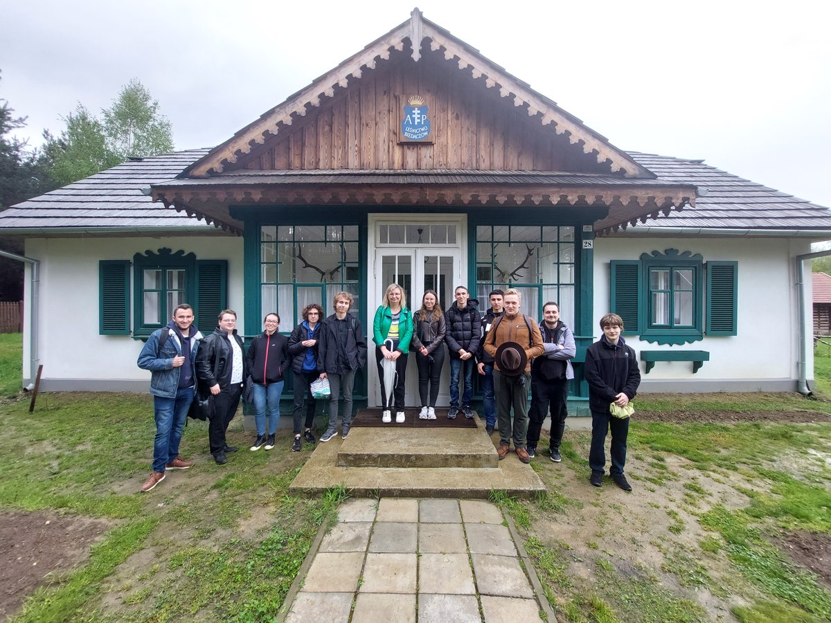 IHistoriiUJ's tweet photo. Studenci @IHistoriiUJ odwiedzili Muzeum Kultury Ludowej w Kolbuszowej, czyli Adamczychę z #serial1670 🙃
👥Wyjazd odbył się w ramach zajęć "Warsztat historyka, archiwisty - projekty badawcze", prowadzonych przez dr Arkadiusza Więcha. https://t.co/w59qHKf3gc