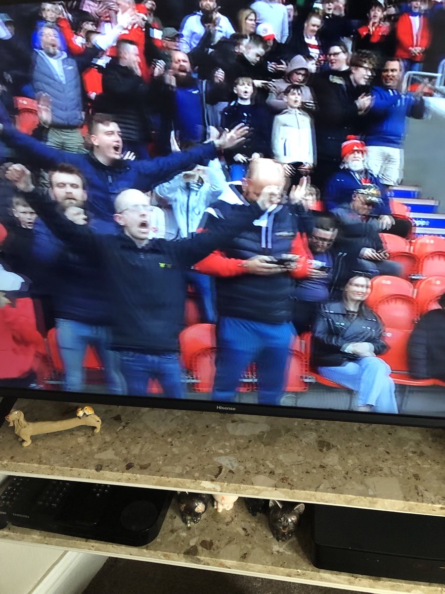 The bloke to your left is not quite as passionate about ⁦@drfc_official⁩ as you are ⁦@DRFCAndy⁩ 😆😆 It’s Friday too 😉