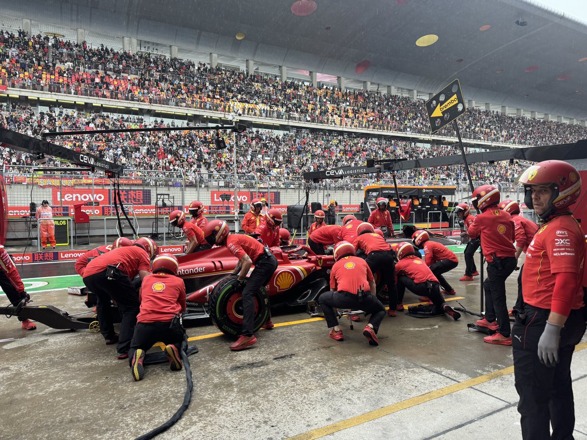 Tricky conditions as rain continues, @Charles_Leclerc has a spin and touches the wall He returns to the pits for a quick repair and is quickly back out #ChineseGP 🇨🇳​ #F1