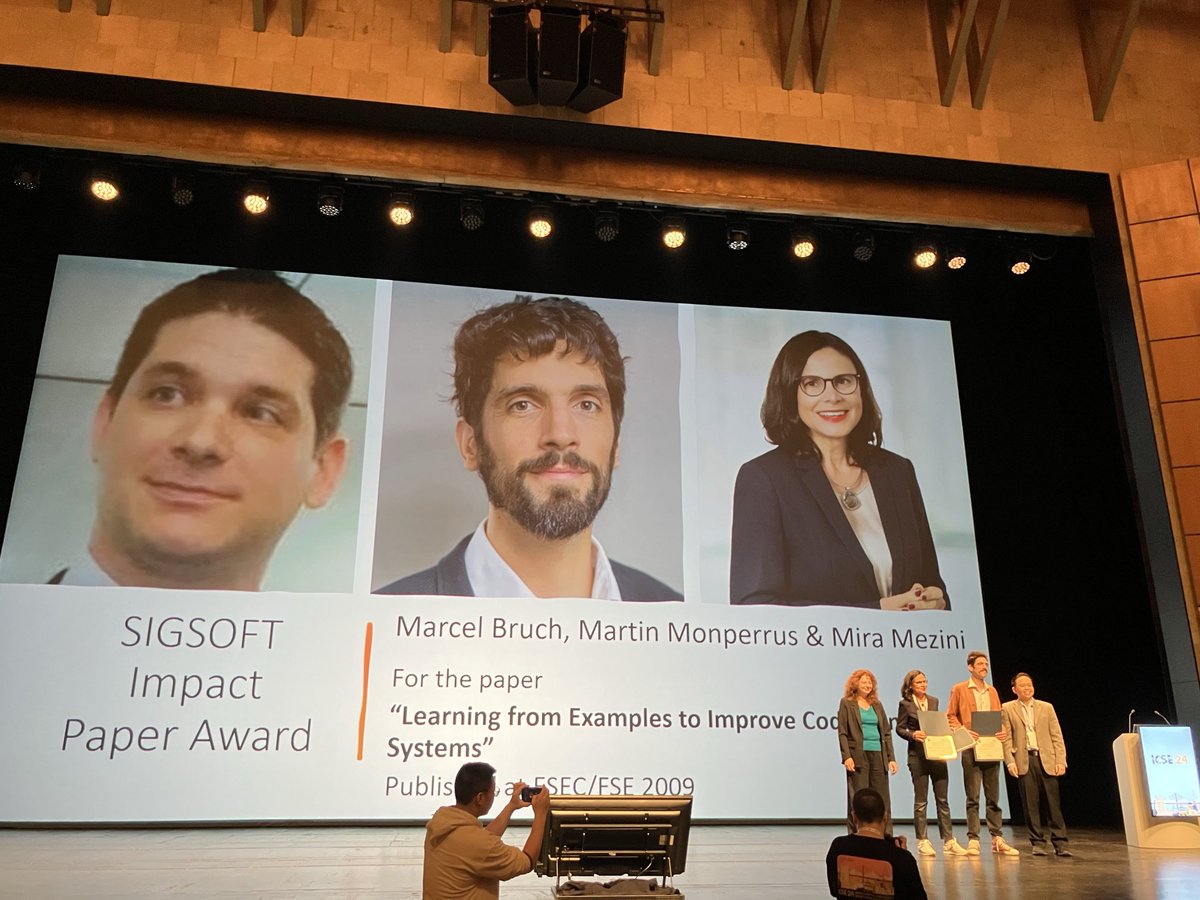 Congrats to ⁦@MarcelBruch⁩ ⁦@martinmonperrus⁩ ⁦@m_mezini⁩ for winning the ⁦@sigsoft⁩ impact paper award for “Learning from Examples to Improve Code Completion Systems” #icse2024