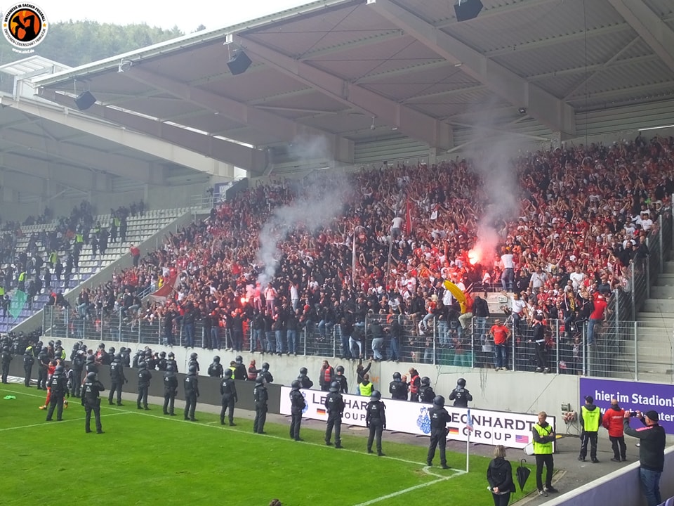 FasziFankurve's tweet image. „Wenn Superkräfte fehlschlagen“: Freispruch für #Dynamo #Dresden-Fan vor Gericht nach nur elf Minuten löst Kritik am sogenannten Konzept der #SuperRecognizer der #Polizei aus 👉 faszination-fankurve.de/news/78188/wen…
#AUEFSV #SGD1953 #SGD