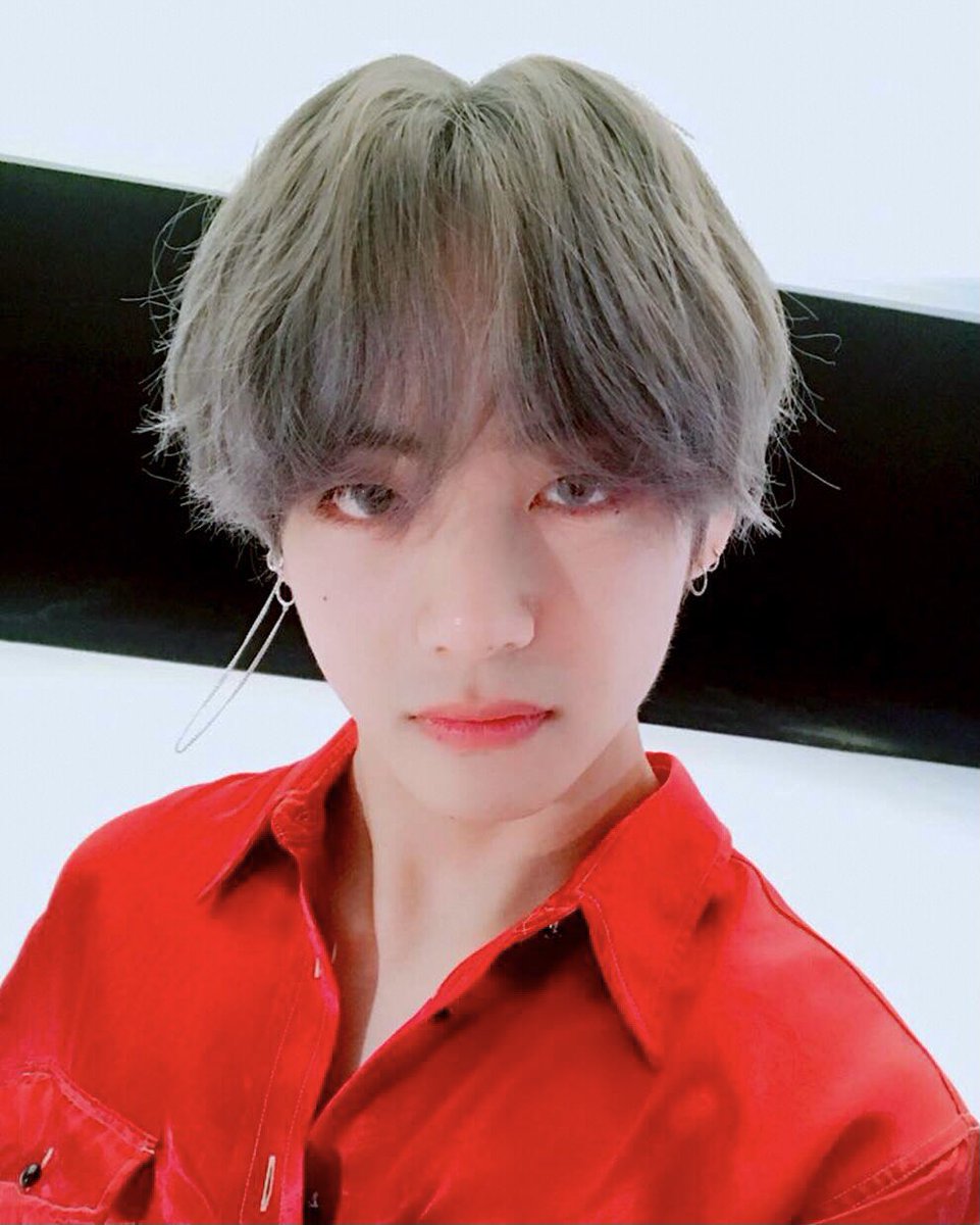luv_kimv486's tweet photo. 뷔가 좋은 이유....1
꾸준히 잘생김 https://t.co/Rb5U3wjXH2