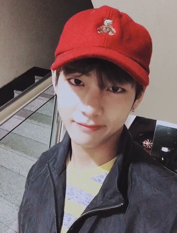 luv_kimv486's tweet photo. 뷔가 좋은 이유....1
꾸준히 잘생김 https://t.co/Rb5U3wjXH2