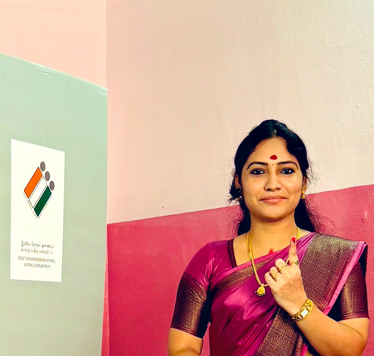 MalathiAIADMK's tweet photo. வெற்றி நமதே!

@EPSTamilNadu 

#ஒற்றைவிரலால்_ஓங்கியடிப்போம் https://t.co/0Wx73DTs9a