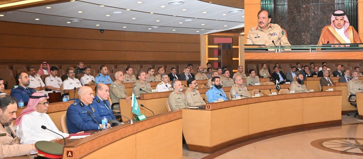 Assistant Minister of #Defence of #KSA & #COAS discussed matters of mutual interest and ways to enhance bilateral defence collaboration, including defence production and military training. H.E also participated in 5th Meeting of Pakistan-KSA Defence Collaboration. #PakArmy