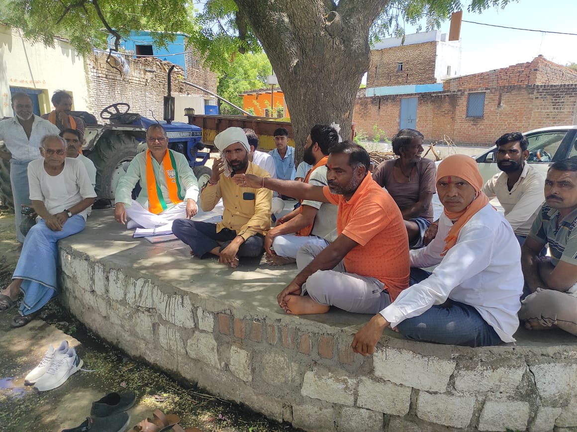 RakeahGupta3's tweet photo. भारतीय जनता पार्टी विधानसभा भांडेर में मंडल उनाव के अंतर्गत
ग्राम कुसौली, बिजनपुरा, कामद में कल लोकसभा प्रत्याशी श्री मती संध्या राय जी की आयोजित होने वाली सभाओं हेतु सभा स्थल पर बैठक की व चुनावी तैयारियों के सम्बंध में चर्चा की @Ashutosh4BJP @BJP4MP @HitanandSharma @vdsharmabjp https://t.co/hMY2afSKZr