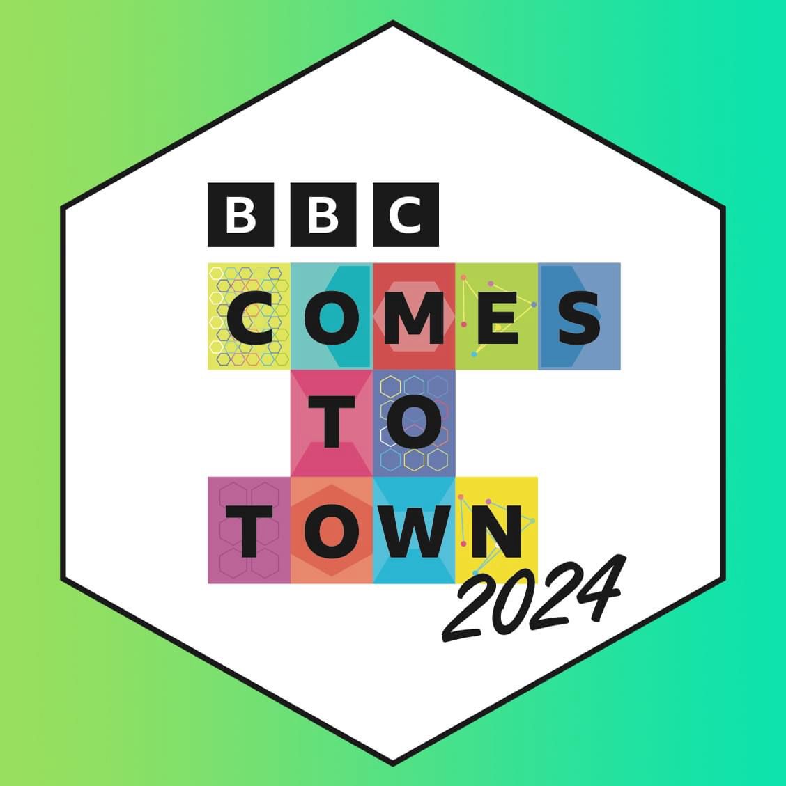 𝐁𝐚𝐥𝐥𝐲𝐦𝐨𝐧𝐞𝐲 𝐒𝐩𝐫𝐢𝐧𝐠 𝐅𝐚𝐢𝐫 🌼 𝐊𝐄𝐄𝐏𝐈𝐍' 𝐄𝐑 𝐂𝐎𝐔𝐍𝐓𝐑𝐘 🤠 @bbcradioulster are coming to town! Irish country music legend @ItsMeHugoD and guests will be broadcasting live from 𝐂𝐚𝐬𝐭𝐥𝐞𝐜𝐫𝐨𝐟𝐭 𝐒𝐪𝐮𝐚𝐫𝐞 this afternoon from 1.30pm to 3pm. 🎶