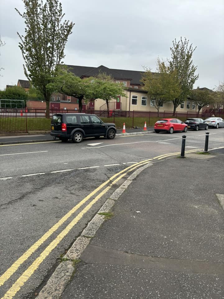 🚸 Blocking a crossing point, on double yellow lines, outside a school. 📍 Stranmillis Primary School, South Belfast