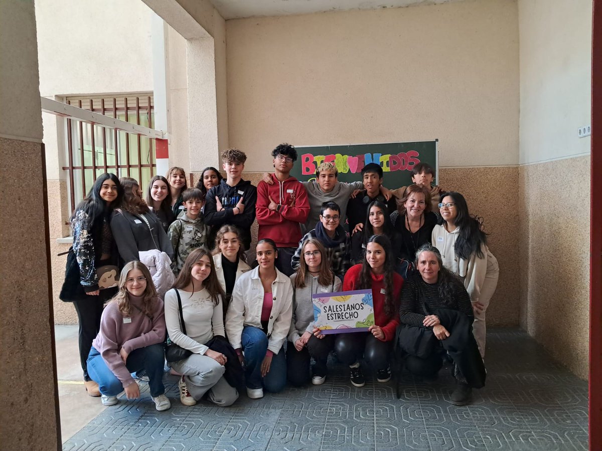 Nuestros alumnos ayudantes hoy presentan el proyecto de #CiberAyudantes en el Colegio Jesús Nazareno. Muchas sorpresas nos esperan.