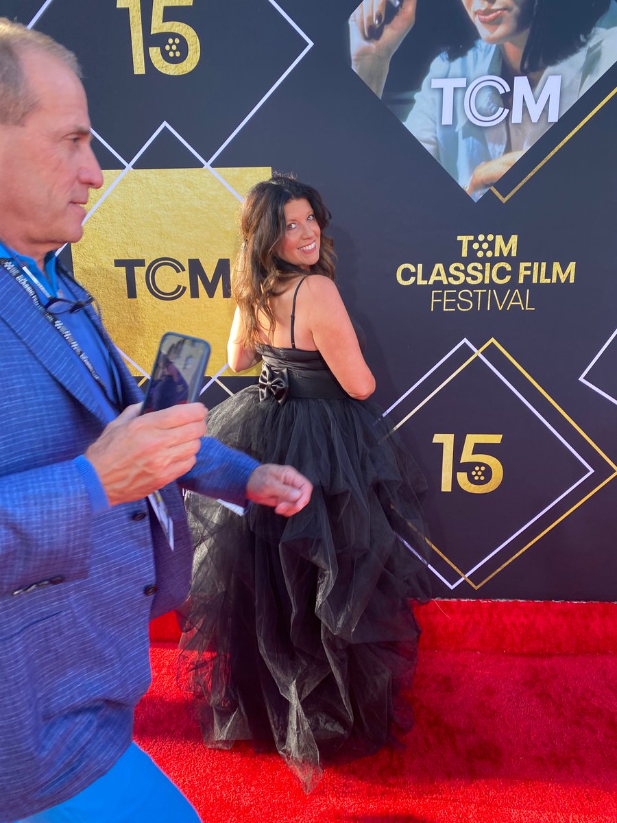 Photobombed on the red carpet! Who is that guy?! 😝 #TCMFF ♥️⭐️🌴🎬 @tcm #TCM
#classicmovies #filmhistory#movies #Hollywood #redcarpet ⭐️ @moviesaremagickidsbook  ⭐️