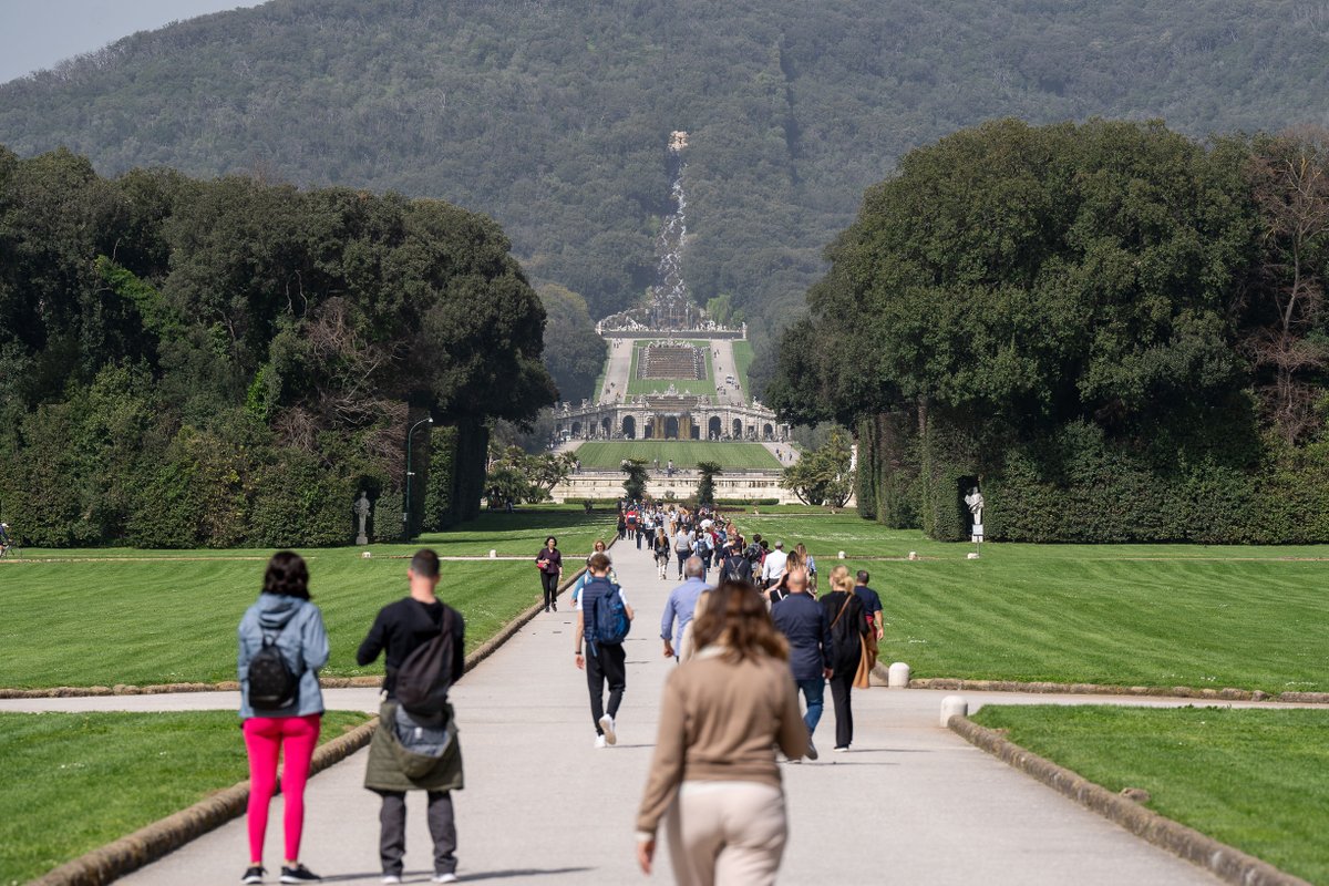 La #ReggiadiCaserta resterà sempre aperta dal #24aprile al #6maggio. Questa la modalità di gestione delle giornate bit.ly/Reggia24Aprile…