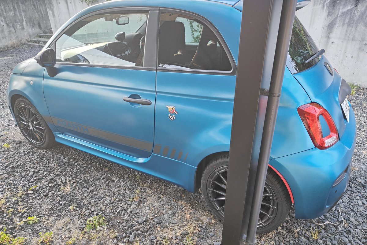 ABARTH595くん
そろそろ我が家の一員になって1年なのでバリアスコートを施工