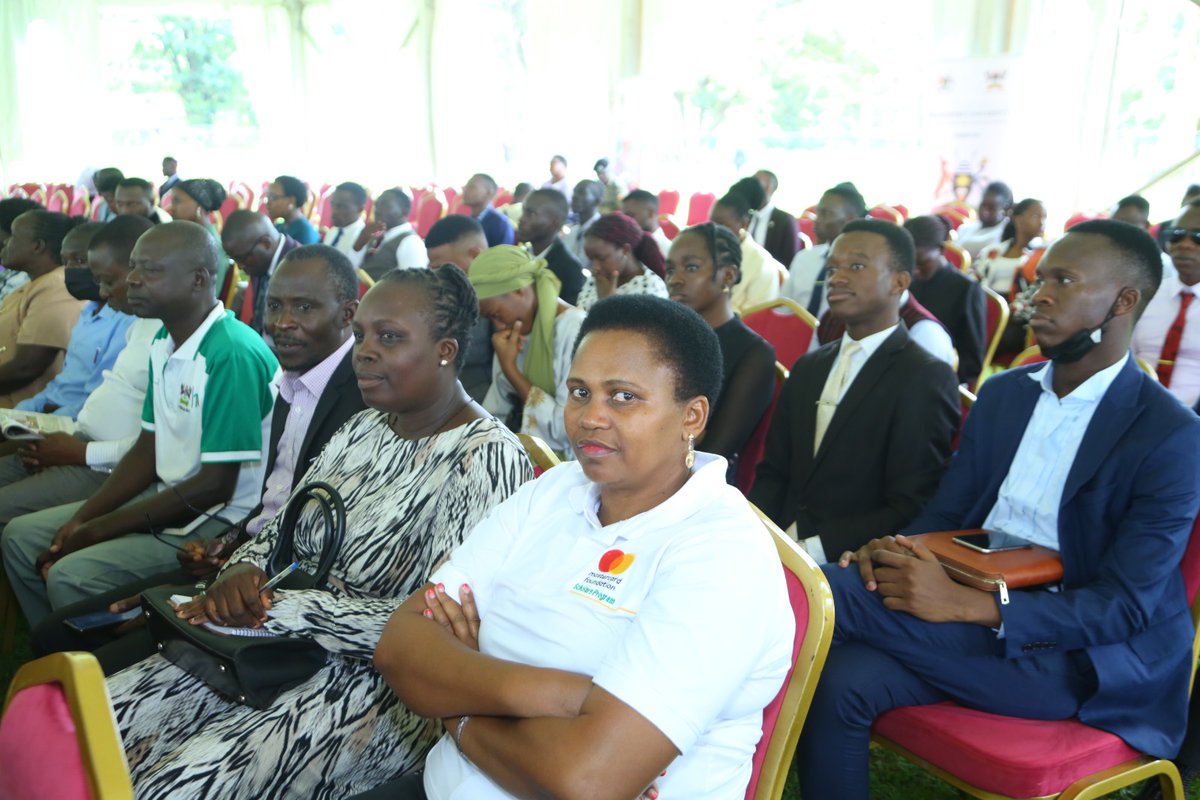 RuhwezaSylas's tweet photo. With the new #MakDarpProject, you'll no longer be required to come to Makerere University to certify your Academic papers, we're changing the narrative๐ช
#StudyAtMak https://t.co/WCJKKiMIy0