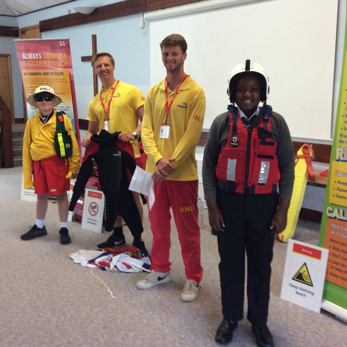 De La Salle College tweet media