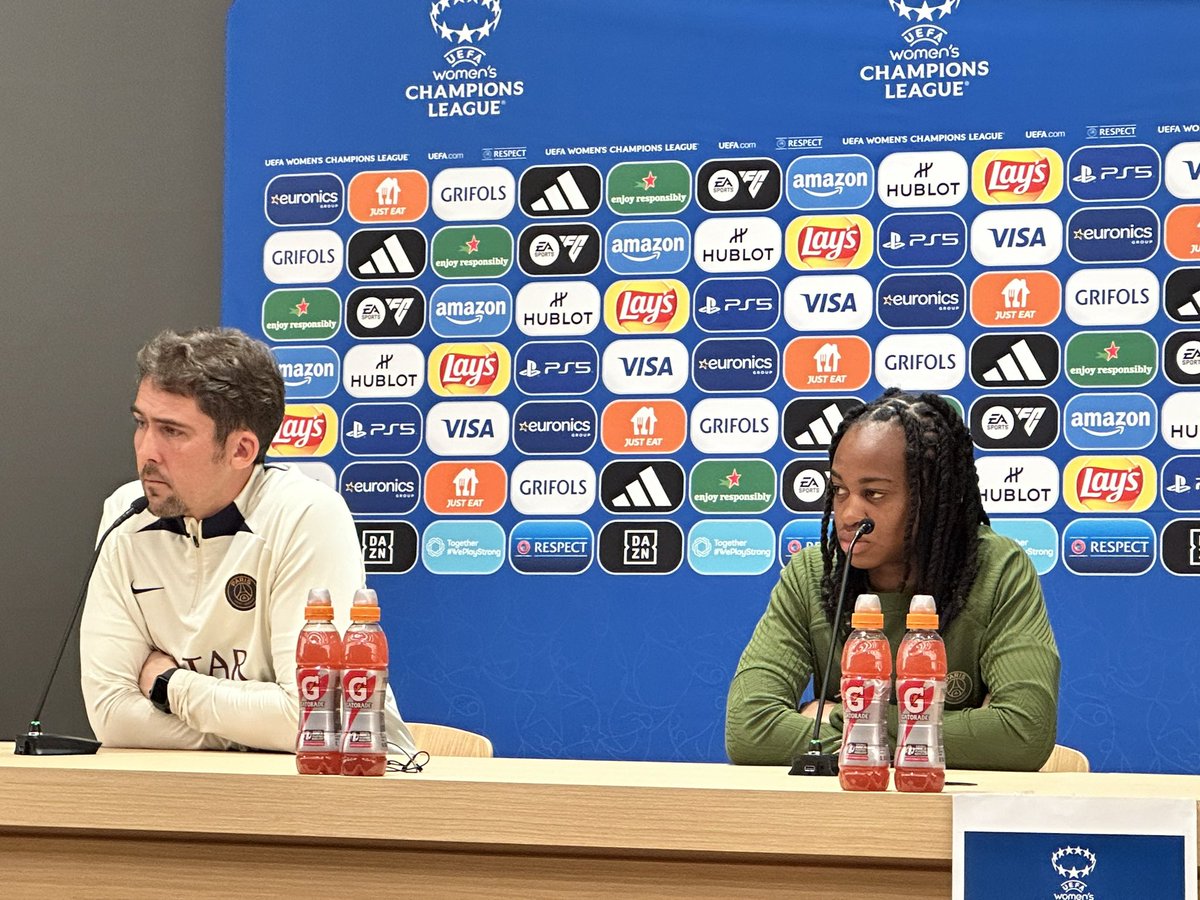 Pas le temps de se reposer déjà au Campus pour préparer ce Lyon / PSG en @UWCL demain à 19h. La conférence de presse du coach et de Marie Antoinette Katoto vient de se finir, place à l’entraînement. #OLPSG