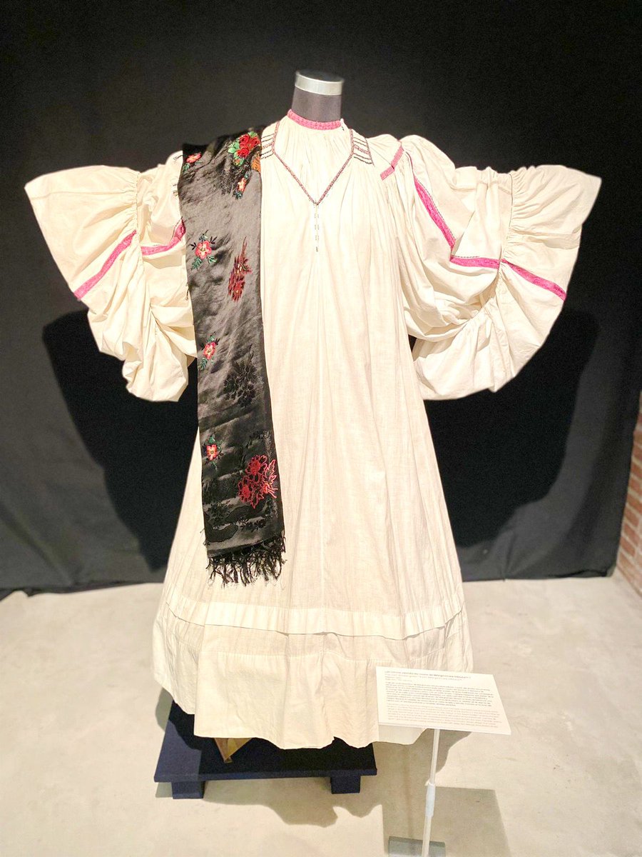 Un vestido de novia del s.XIX es una de las piezas más emblemáticas de la colección del museo ASTRA Sibiu que se puede ver en la expo de «La blusa tradicional. La elegancia de las prendas en Rumanía», en el Museo de Artes y Tradiciones Populares @UAM_Madrid hasta el 24 J.