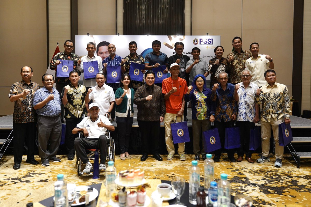 Di ulang tahun ke-94 PSSI hari ini, saya mengajak seluruh stakeholder sepak bola untuk bersama-sama berjibaku mewujudkan mimpi kita bersama: sepak bola Indonesia yang bersih dan berprestasi. Terima kasih untuk seluruh pengurus dan para legenda pemain sepak bola Indonesia yang…