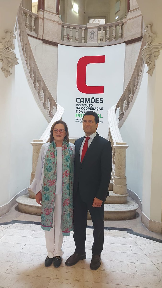 O Vice-Presidente do #CamõesIP, Ricardo Victória, recebeu a Ministra das Relações Exteriores de El Salvador, @CancillerAleHT. Foram abordadas as possibilidades de reforço da #Cooperação, designadamente na cooperação triangular, e com uma aposta em áreas como a economia azul.