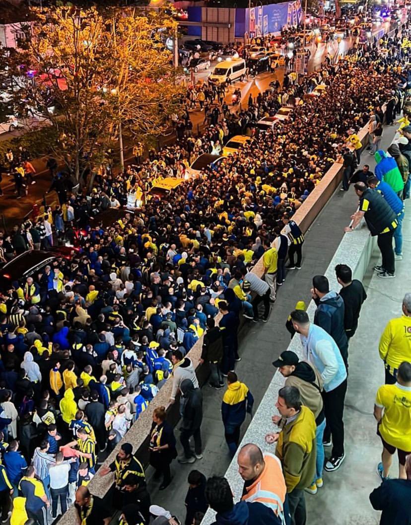 Fenerbahçe elenmiş sen ne diyorsun diyebilirsiniz ama dün maç çıkışı ciddi bir izdiham vardı. Olası bir panik sonrası ölüme varan sonuçlar çıkabilirdi. Maraton tribünü önündedeki yol insan seli ve okul açıktan çıkanlar ile maraton dan çıkanlar yönleri itibarıyla birbirine