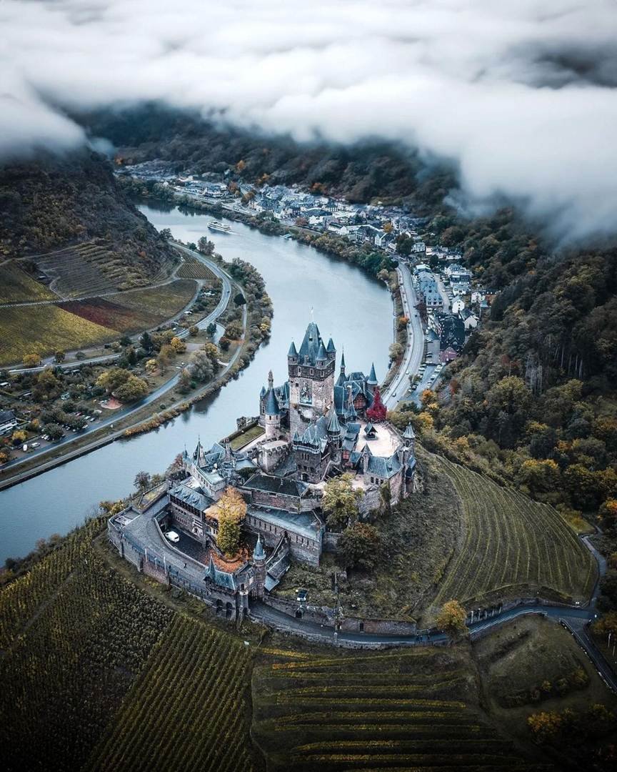 Kastil Cochem, sebuah tempat wisata bersejarah di Jerman, menyimpan banyak sejarah dibaliknya. Tak heran jika turis dari berbagai dunia pergi ke Cochem untuk melihat langsung wujud Kastil Cochem.