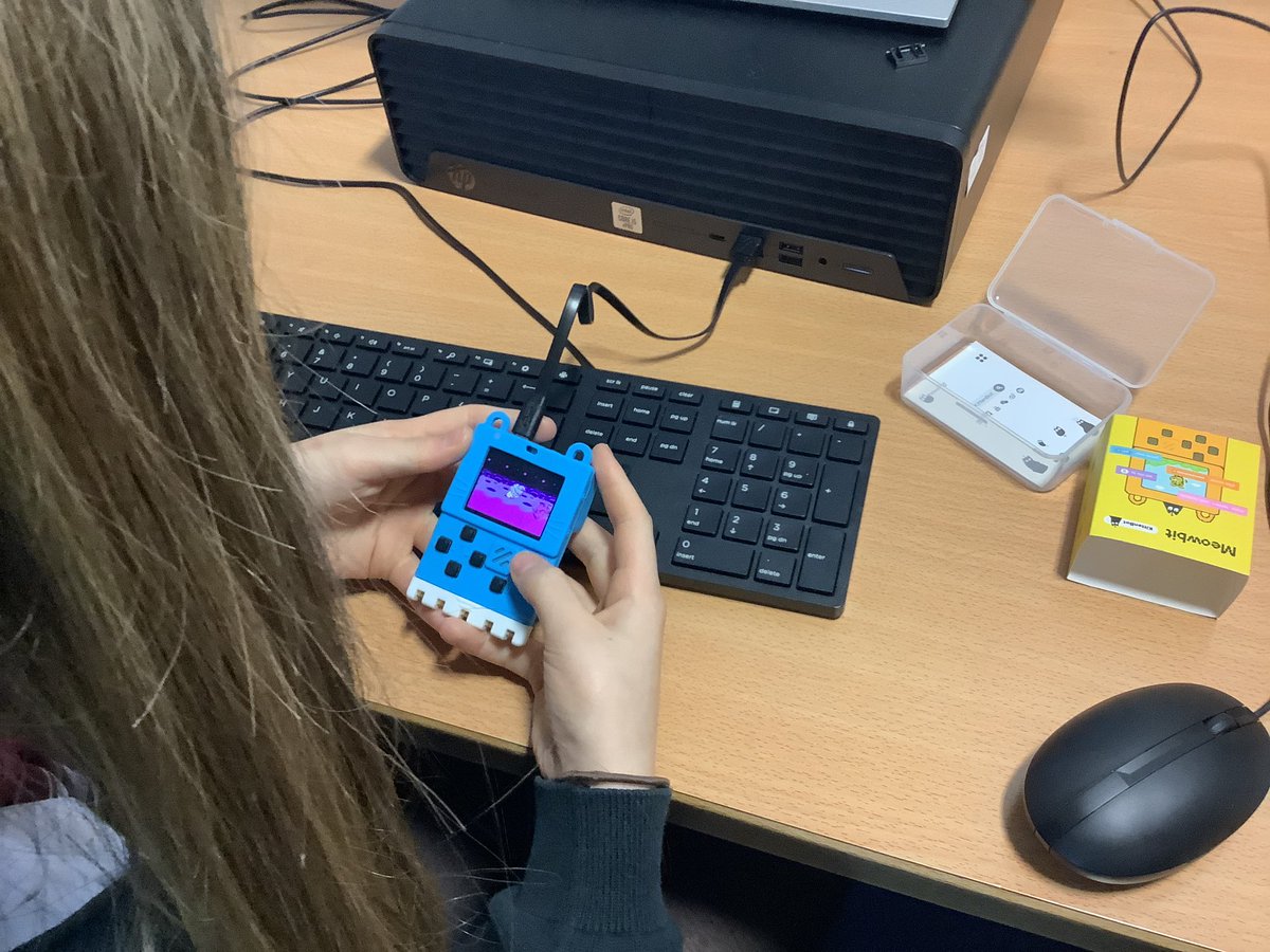 FHSComputing's tweet image. S1 enjoying coding in Makecade Arcade and downloading their completed games onto our @KittenBot1 Meowbits 

#weareFHS #FHSDigiLearn