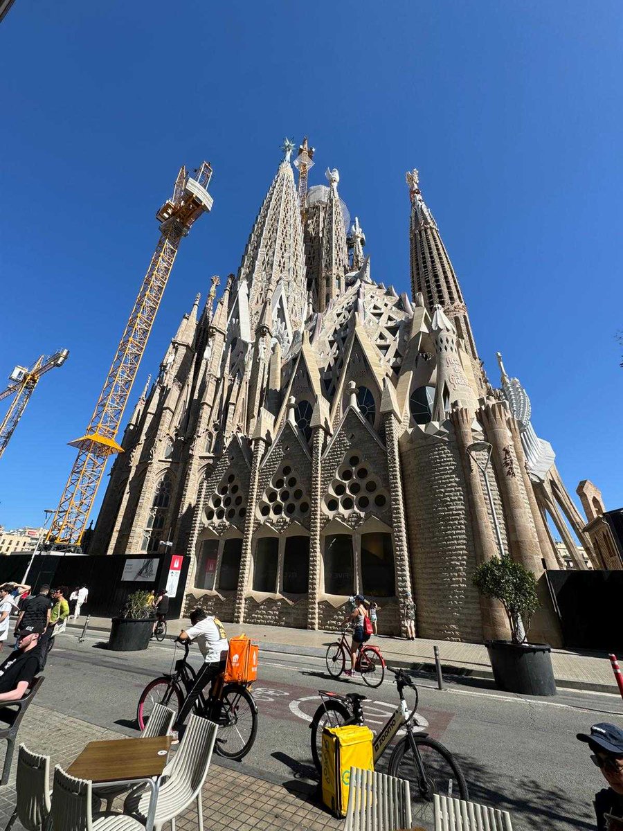 Sagrada Familia 

Bazilika u Barceloni, još uvek u izgradnji, od 19. veka. Gaudi je radio na tom projektu 40godina, on je preminuo 1926. a radovi traju i dalje. Trebalo bi da bude završena do 2028. Najposećenija je turistička atrakcija u Španiji.