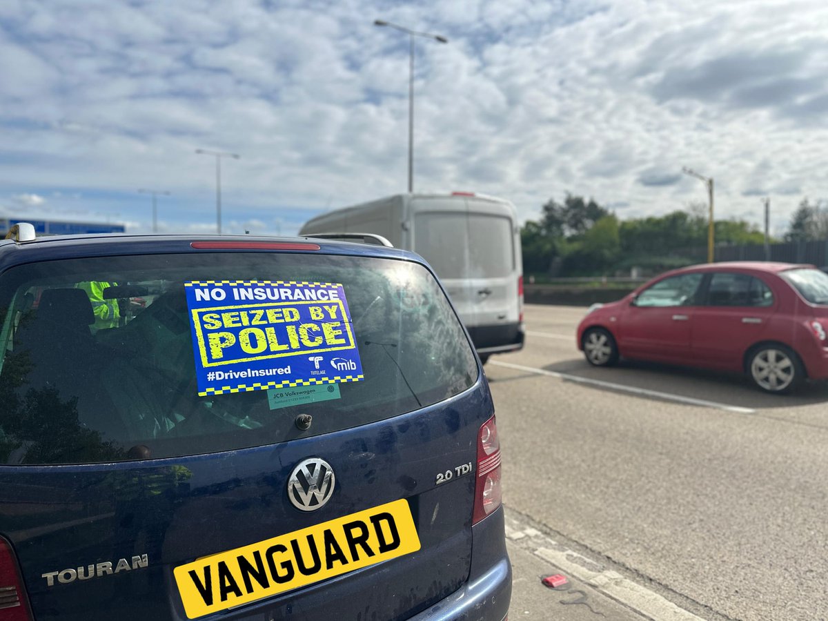 ...2/2
Officers were also horrified to find a 4 month old baby totally unrestrained in the rear.

Vehicle seized, driver reported to court. Occupants taken to a local train station and social services notified.

#Fatal5 #OpFatalFails