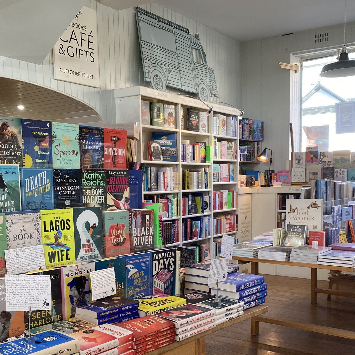 Happy Friday ☀️ The doors are open, the bookshelves are full, the coffee machine is on and the cheese scones are baking as we speak… Here until 5:30 🥰