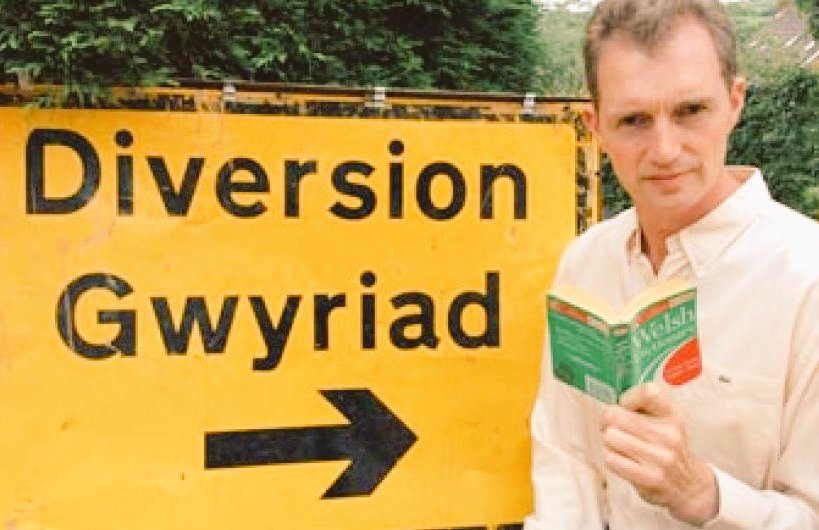 As @DavidTCDavies is trending, here's a reminder of the time he brought out his English-Welsh dictionary to help him understand a bilingual sign Not the smartest tool in the box 🤡🤡🤡 #bbcqt