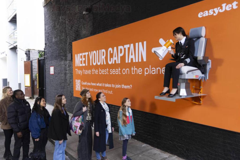 Kaptanınız konuşuyor. Evet kaptanınız 📢

EasyJet, bir pilotunu reklam afişinin üzerine yerleştirdi.

EasyJet havayolu şirketi, işe alım reklam kampanyasının bir parçası olarak Londra'nın merkezine bir reklam panosu yerleştirdi ve üzerine de bir kaptan pilotunu yerleştirdi.