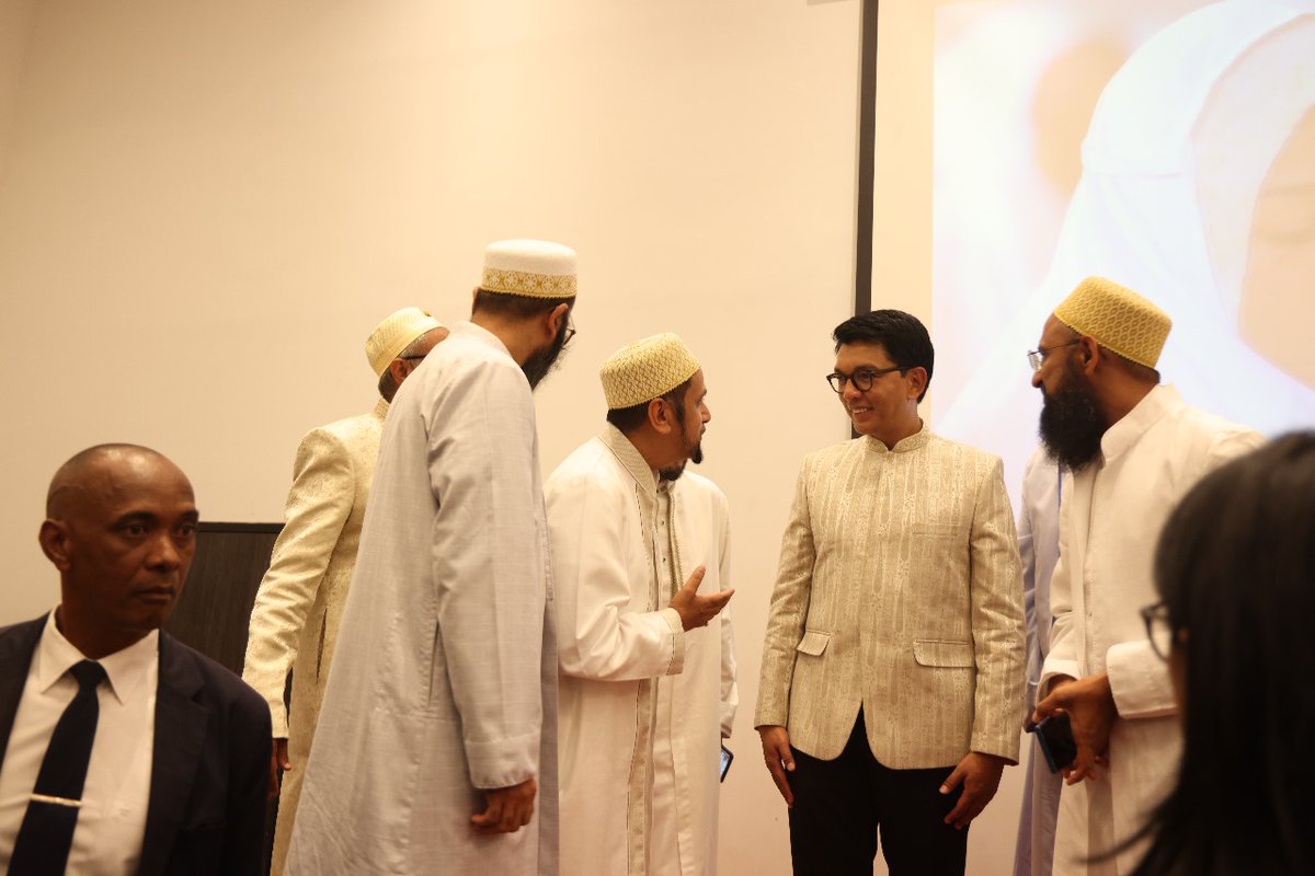 Bohras_EAfrica's tweet photo. The @Dawoodi_Bohras in #Antananarivo were pleased to be invited for an Iftar gathering held at Radisson Bleu hotel.

Community members engaged with other Muslim leaders and talked about community initiatives. https://t.co/hI3Hkbprht