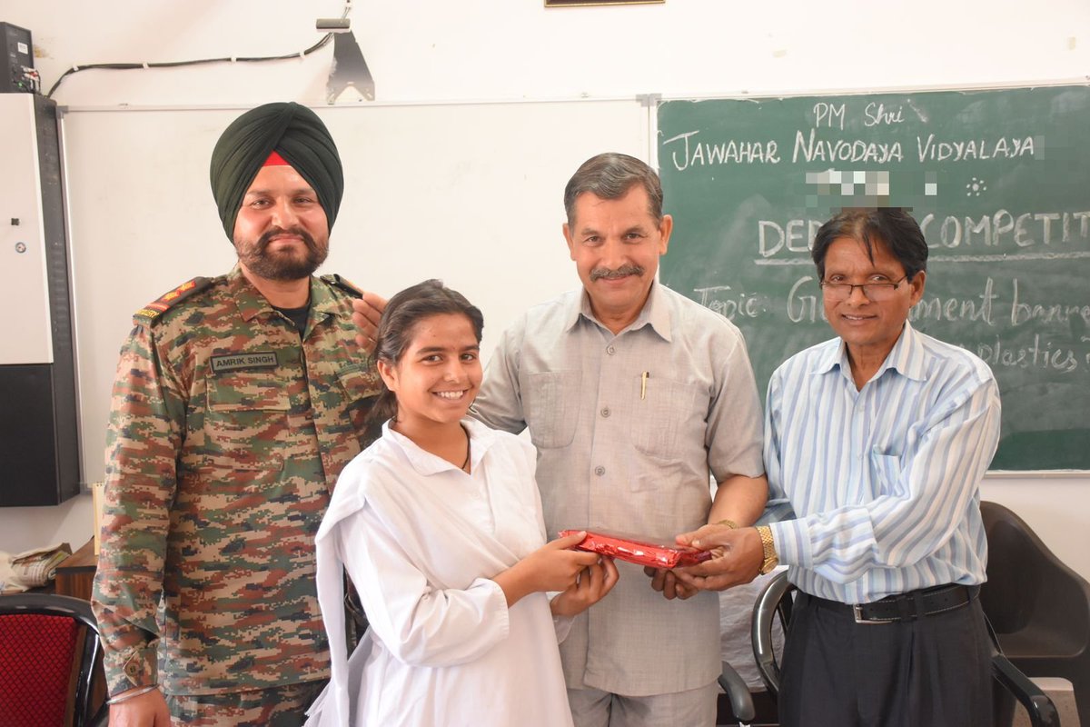 Empowering the youth! #IndianArmy organised a debate on single-use plastic in #Akhnoor, encouraging students to think creatively for a cleaner environment.

#AwamKiFauj
#JammuKashmir
#LokSabhaElections2024  
#ElectionDay
#WorldLiverDay
#Vote4INDIA
Isfahan
EVMs
Bumrah
#ASTRO